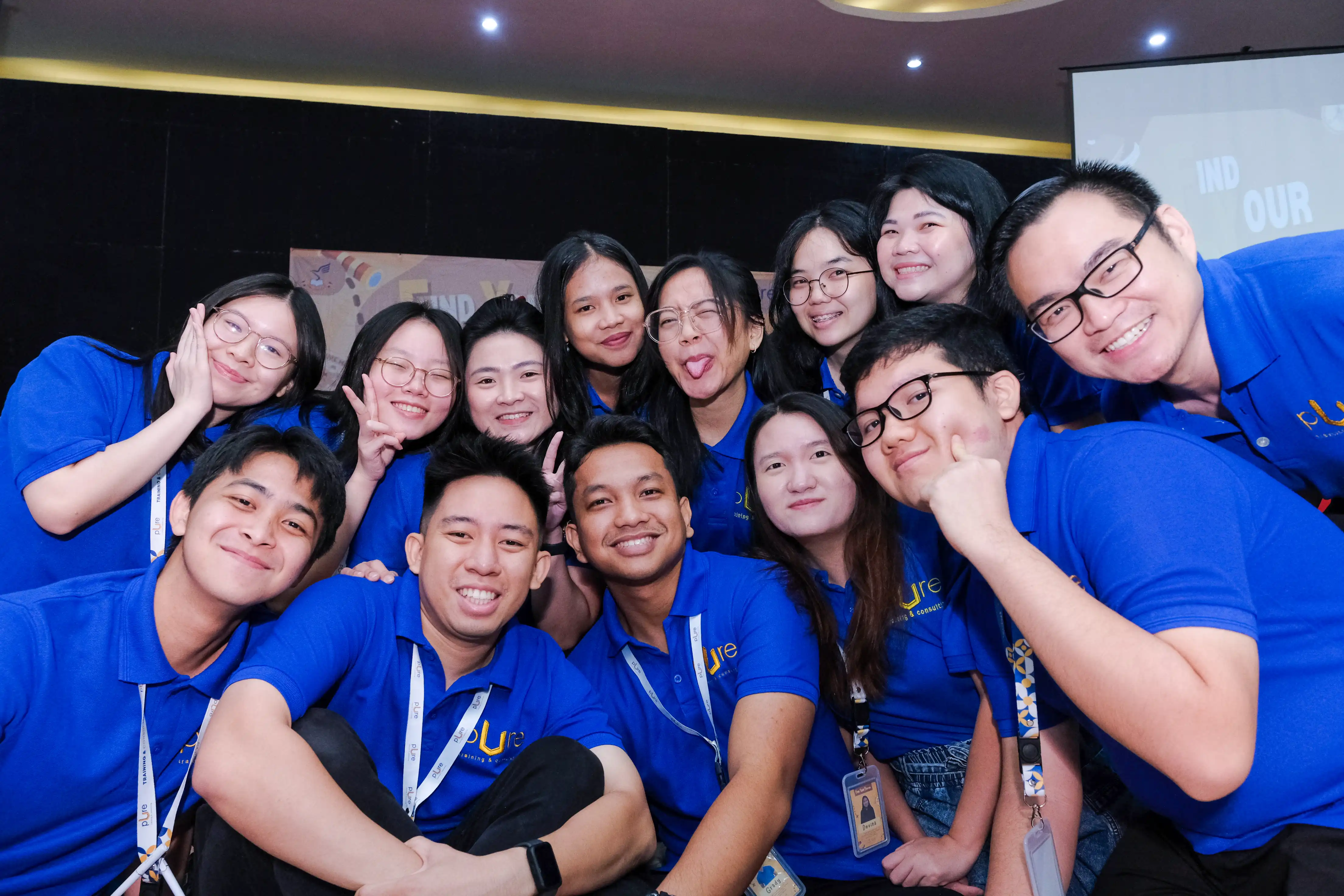 Tim fasilitator PURE Education dalam sesi pelatihan interaktif